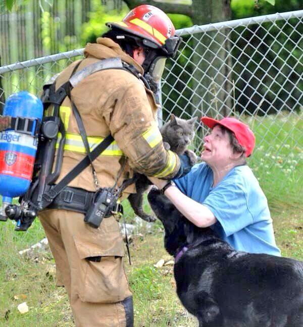 MichaelDAClarke's tweet photo. This picture speaks volumes. Pets are family!

#LoveYourPetDay https://t.co/YqSfAq1wJq
