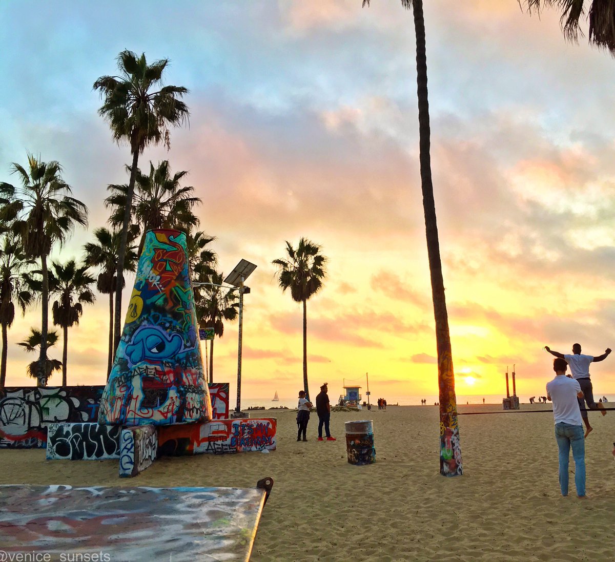 Venice_Sunsets's tweet image. Have a great, colorful week! Happy Tuesday! #coldspell #winterinla #venice_sunsets 🌴🌅🌴🎨