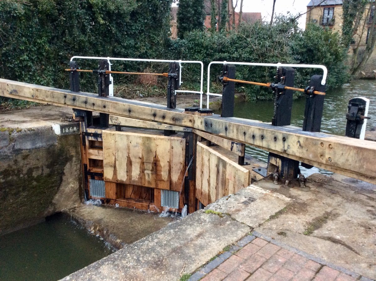 debbifiggy's tweet photo. #Lock55 @TheRiserBerko has reopened. #ThankYou @CanalRiverTrust & @LottieBW & @CRTSouthEast and all the team. It’s so much better than it was. #boatsthattweet #Berkhamsted now all we need to do is paint it @CRTvolunteers https://t.co/Dw6JaD10sC