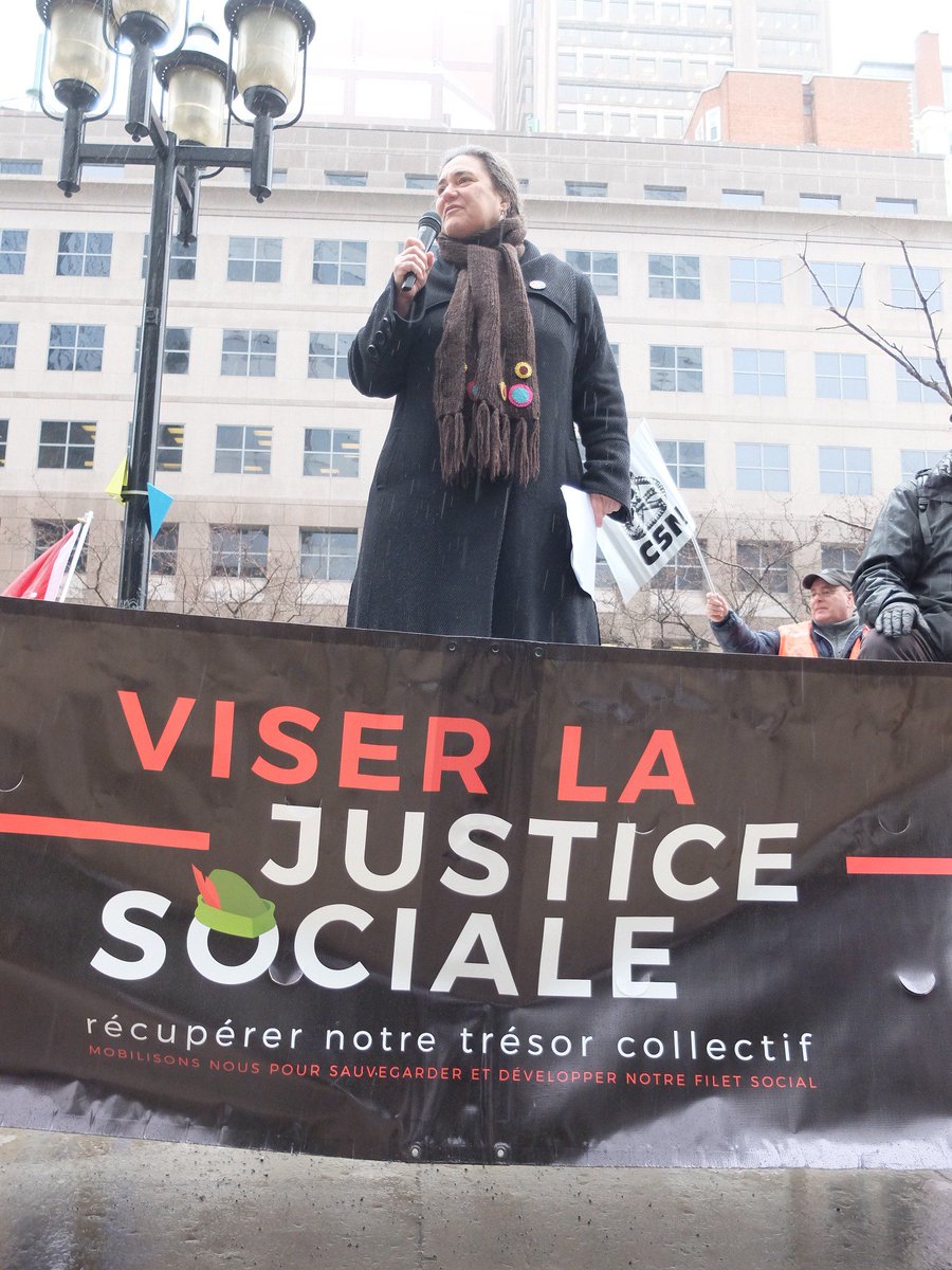 Rassemblement devant les bureaux <a href="/phcouillard/">Philippe Couillard</a> à Montréal. plusieurs dizaines de membres de divers groupes sociaux exigent des choix budgétaires ≠ pour préserver le filet social et lutter contre les #inégalités. Communiqué -&gt; nonauxhausses.org/comm20fev2018/  #ViserLaJusticeSociale #polqc