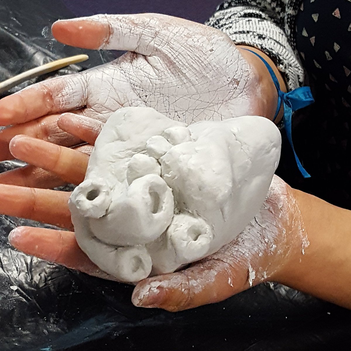 ArtbeatEd's tweet photo. We're coming to an end making our anatomical clay hearts! All fantastic! ❤ @UoE_FCL #FCL18 #anatomy #clayhearts #artbeated https://t.co/wL65RMTs3m
