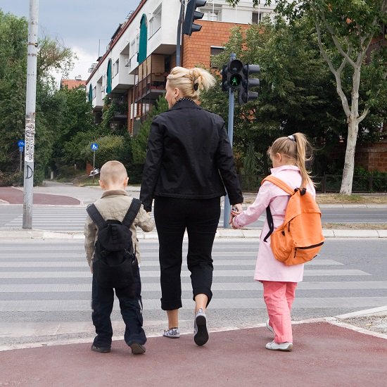 DGTes's tweet photo. El 90% de #accidentes ocurridos durante el #TransporteEscolar son ATROPELLOS por #distracción del menor, del #conductor o de los padres. 🤸‍ 🤸‍ 🚌 https://t.co/wMjWsiRwkc