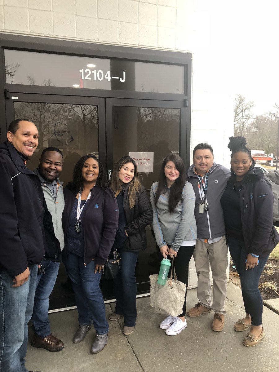 Our fearless leaders <a href="/MichelleDennin5/">Michelle Denning</a> <a href="/MightiestGS3009/">Greg Smothers</a> and <a href="/HeadCoachMely/">MELY</a> bridging the gap with our installers this morning!!! #LetsAllEat #IHX