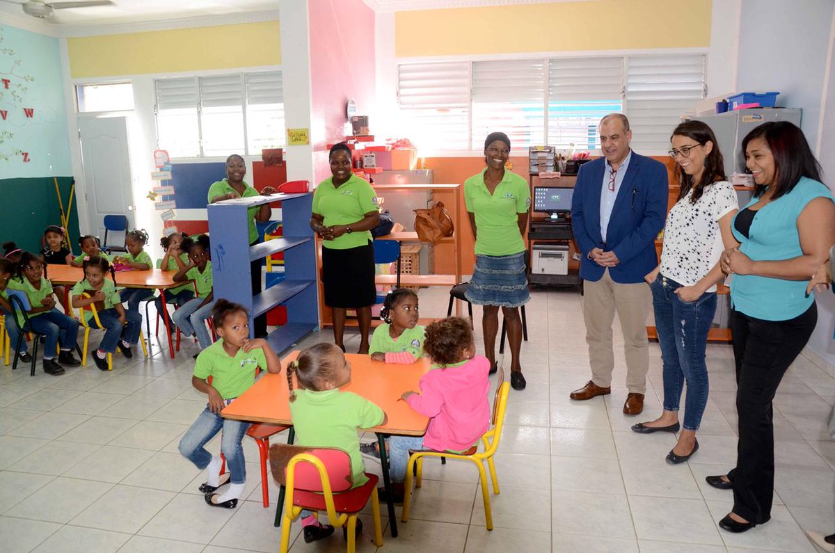 CTCRDO's tweet photo. 💻 @mcostach conoce las ofertas formativas y los proyectos de #CTCVillaMella: #TecnoChicas, Espacio de Esperanza (#EPES), #MujeresEnLaRed y @RadioCTC_RD. #VisitaCTC #EmprenderParaProgresar https://t.co/rrISXKA2tV