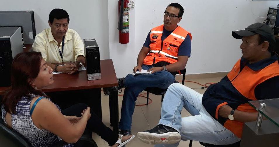 ViviendaEc's tweet photo. .@fultonalberto, director #MIDUVI Santa Elena, coordina con @Riesgos_Ec acciones a desarrollar en la provincia por la época invernal. https://t.co/HTIdDBb9pd
