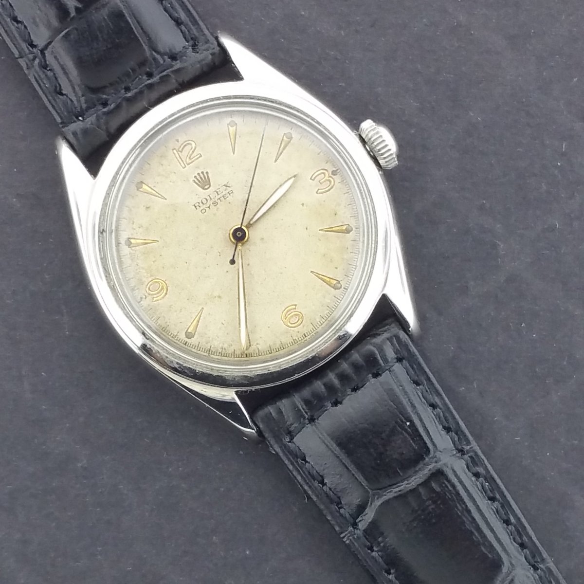 AceWatchCo's tweet photo. Vintage Rolex Oyster Perpetual Manual Wind Bubble back with black leather band. Circa 1958. #rolex #rolexoysterperpetual #rolexbubbleback #rolexvintage #rolexvintagewatches https://t.co/VjswvIE5wf