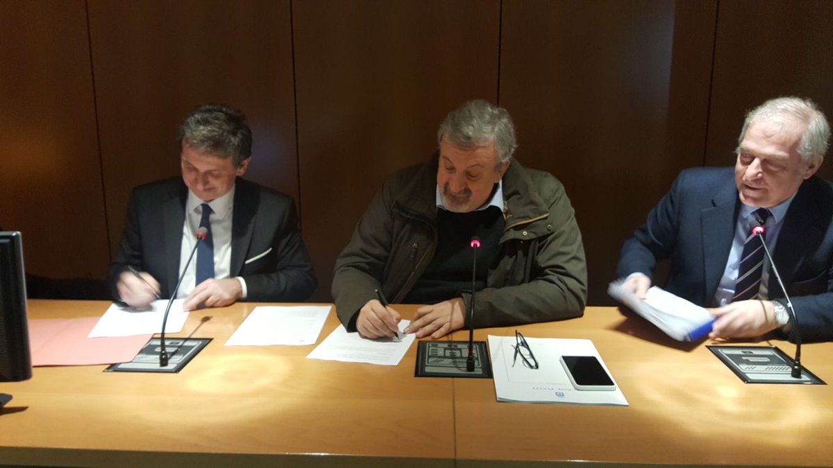 Michele Emiliano (@micheleemiliano) on Twitter photo Firmato stamattina l'accordo quadro tra <a href="/RegionePuglia/">RegionePuglia</a>, ASSET e <a href="/PolibaOfficial/">Politecnico di Bari</a> per ricerche, progetti innovativi e formazione nel campo dello sviluppo ecosostenibile del territorio.
facebook.com/micheleemilian… Firmato stamattina l'accordo quadro tra <a href="/RegionePuglia/">RegionePuglia</a>, ASSET e <a href="/PolibaOfficial/">Politecnico di Bari</a> per ricerche, progetti innovativi e formazione nel campo dello sviluppo ecosostenibile del territorio.
facebook.com/micheleemilian…