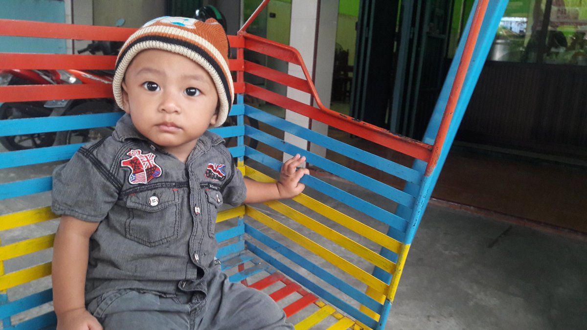 AsdharImhel's tweet photo. #BuDendy bagi duit jg dong ke bocah ini.... dia bukan anak pelakor kok... DIJAMIN!!! HEHEHE https://t.co/7ZQUVvQTIC