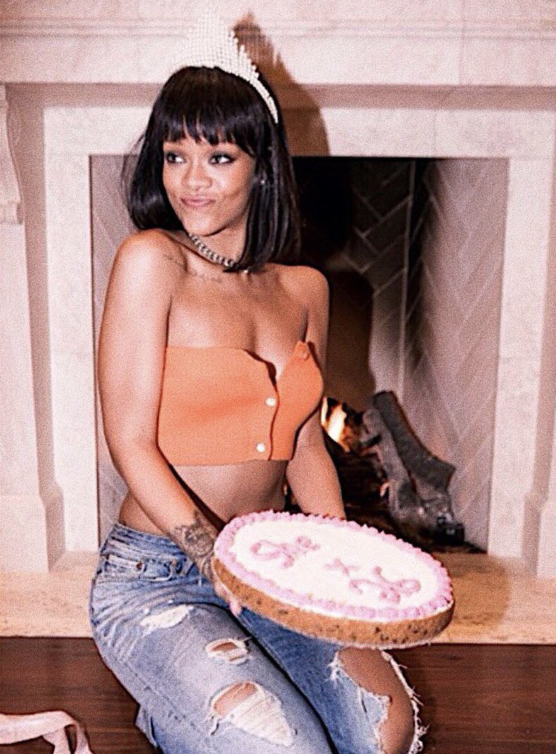 teamfentyy's tweet photo. It’s national Rih day 🌹 https://t.co/7ImLx0Q2yi