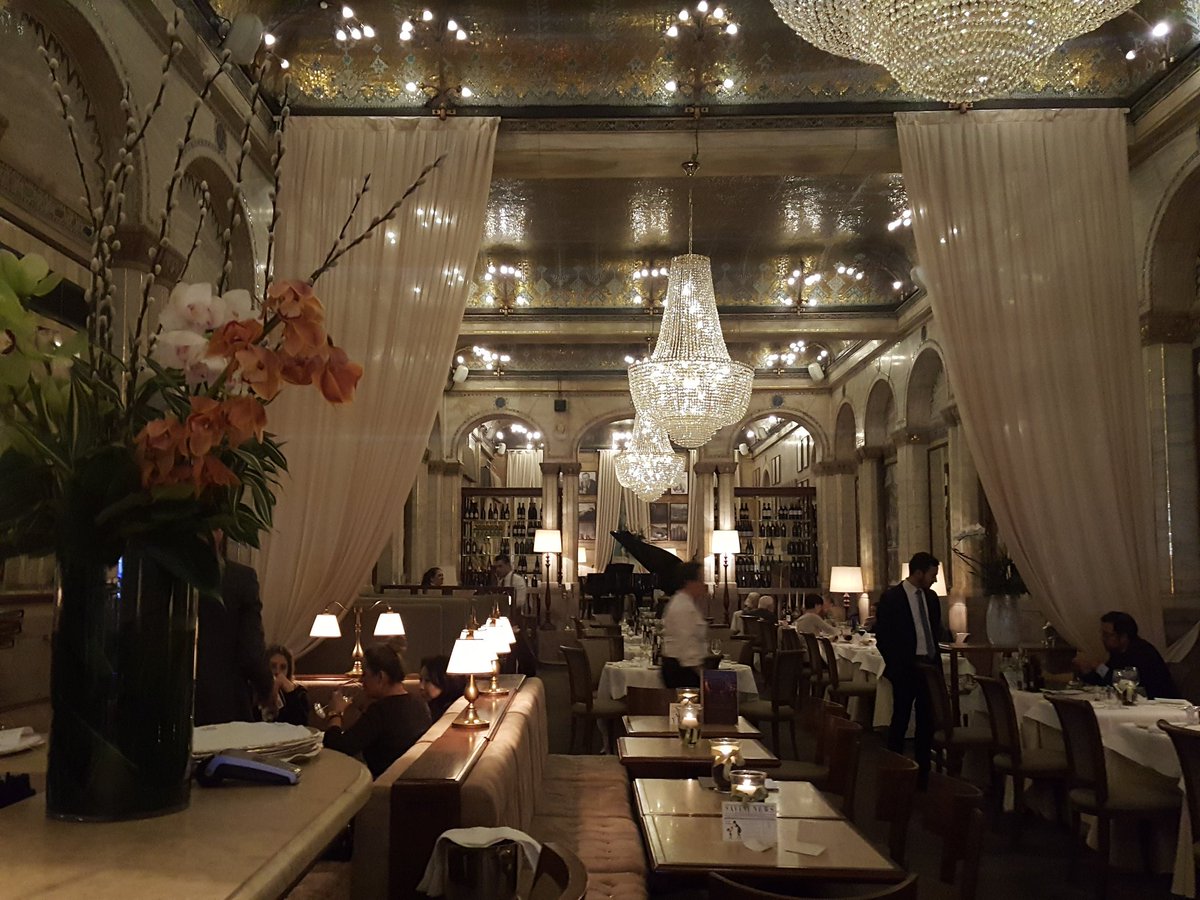 みむさん 𝒎𝒊𝒎𝒖 𝒔𝒂𝒏 インスタグラムに位置情報つけました よろしければどうぞ ダークナイト ロケ地 ブルース ウェインが所有するレストラン ハーヴィー デントとレイチェル ドーズと遭遇して一緒に食事するのは奥のテーブル T