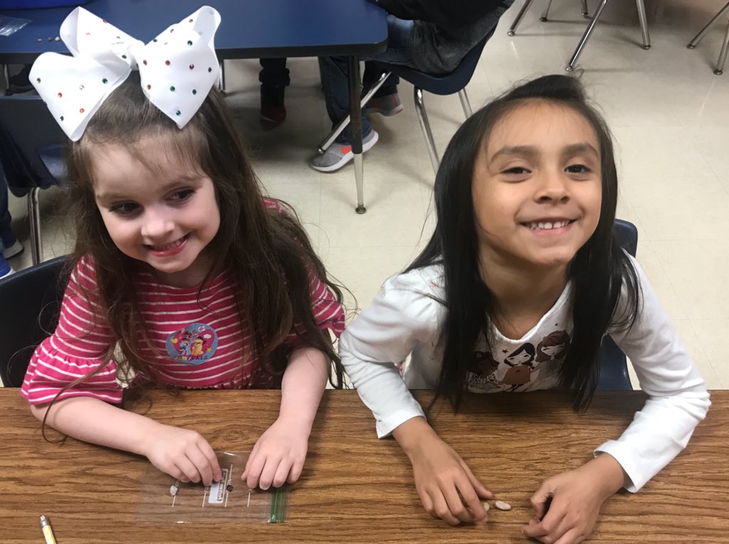 MrsKeensClass's tweet photo. “Guess my rock!” Identifying properties of our partner’s mystery rock. @WoodwayElem #1midwayscience https://t.co/W4KQUSLxz9