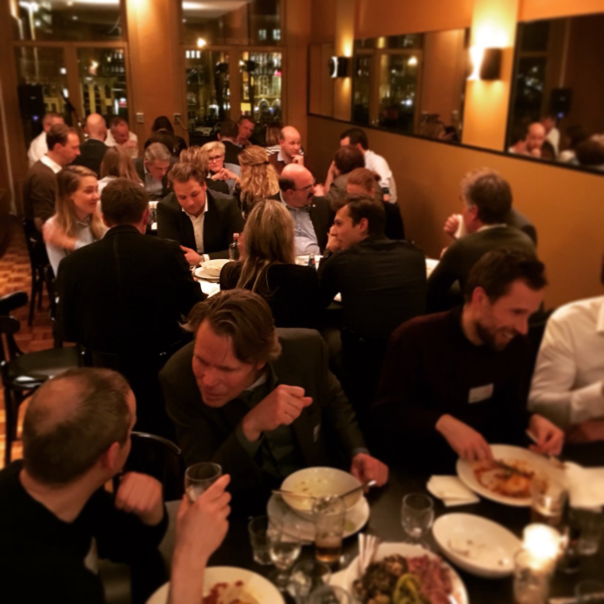 BerendJanJoris's tweet photo. Met 30 CEO’s uit @regioachterhoek in gesprek met Achterhoekse young professionals die in @AmsterdamNL wonen. Wat heb je nodig om terug te komen? @achterhoek2020 @2020jongeren @SmartHubNL https://t.co/rQbEwk1bVu