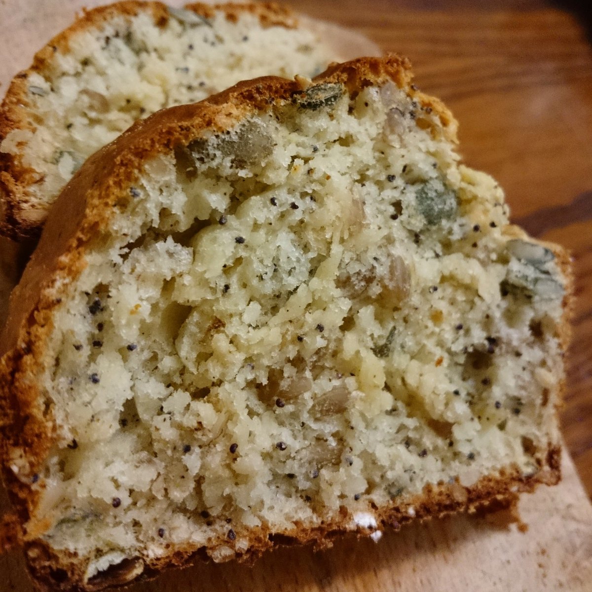 Petifuna's tweet image. #homemadebread #food #oatbread
Или казано на наш език... Поиграх си с малко семена, овесени ядки и мляко :)))