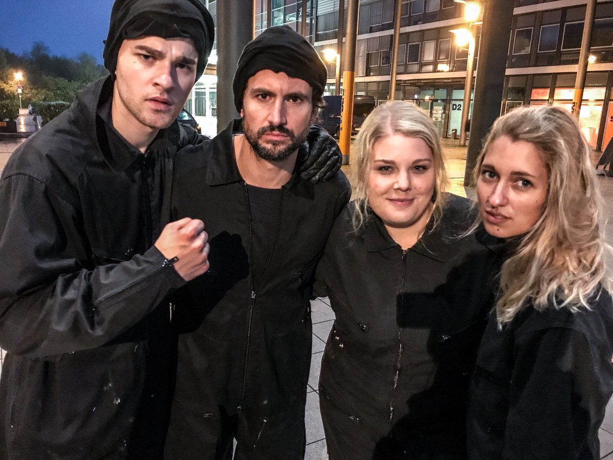 PMoelleken's tweet photo. Gleich lassen wir es krachen… 😜💥
#EINSTEIN | 20:15 Uhr | @SAT1
@TomBeckMusic #ChristinaPetersen @dmuellr
#EinsteinSerie #Boooom #Kursfahrt #SAT1 #MMCStudios #Köln #Cologne https://t.co/gbI16jM77o