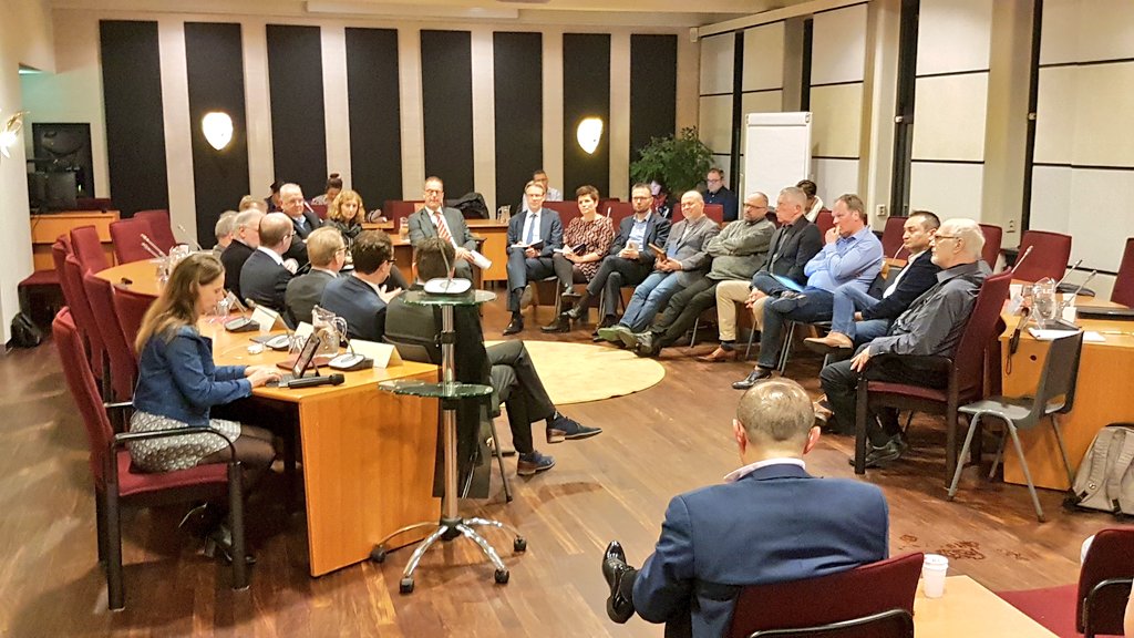 peterstam's tweet photo. College en raad met elkaar in gesprek over afgelopen vier jaar. Wat ging goed / wat moet beter? #samenlevingsagenda #samendoen #samengedaan #Alblasserdam https://t.co/5ABodsLZKk