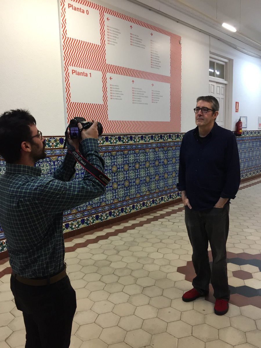 <a href="/maxpradera/">Max Pradera 🚀</a> ya en @latermicamlg para inaugurar su ciclo #¿DeQuéMeSuenaEsto? Su primera charla: “¿Existe la música clásica?”. (Nuestro fotógrafo <a href="/josebaeez/">principedelmal</a> siempre al quite)