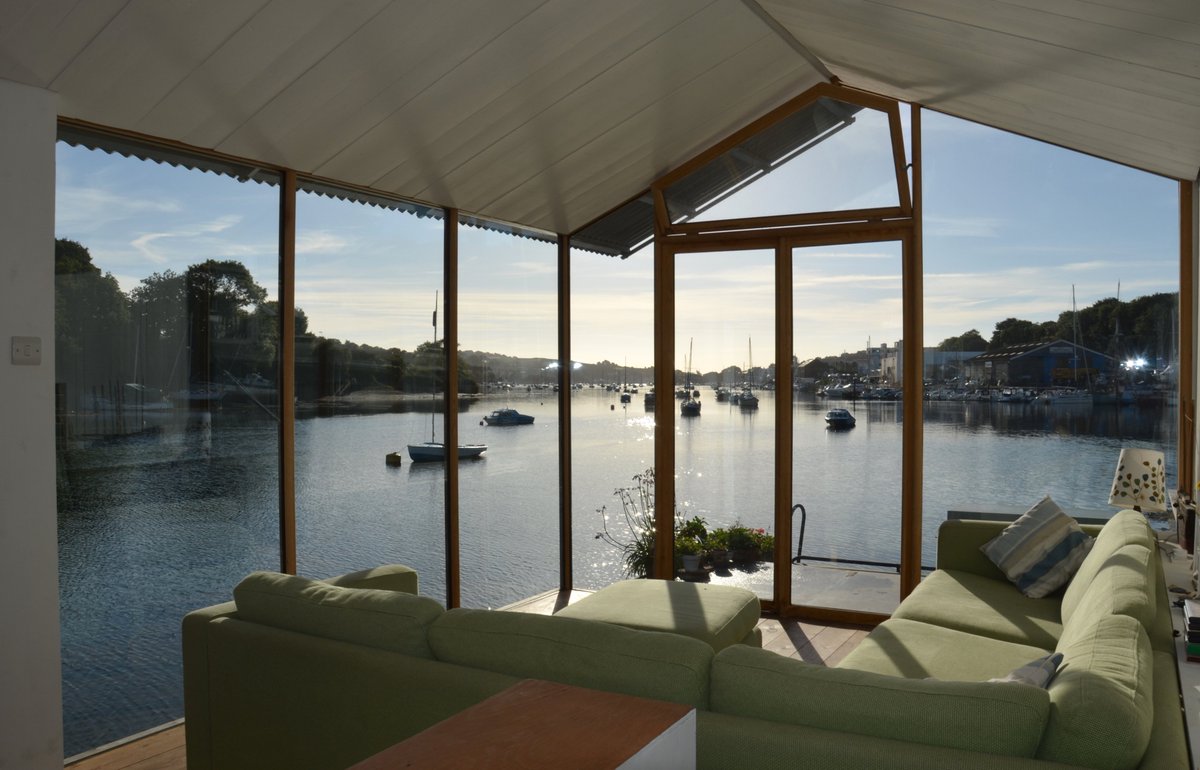 The barge 'Amelie Poulain' is now available to book for holidays and short stay accommodation. airbnb.co.uk/rooms/9310702?…