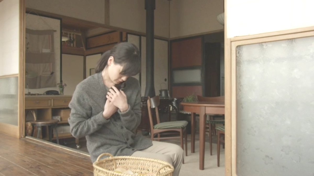 영화 <산의 톰씨> 보세요. 고양이를 안아서 키우면 쥐를 못잡게 된다는 걸 처음 알았는데, 진짠지는 모르겠음. 아무튼 아기 고양이를 놔두고 안아주...