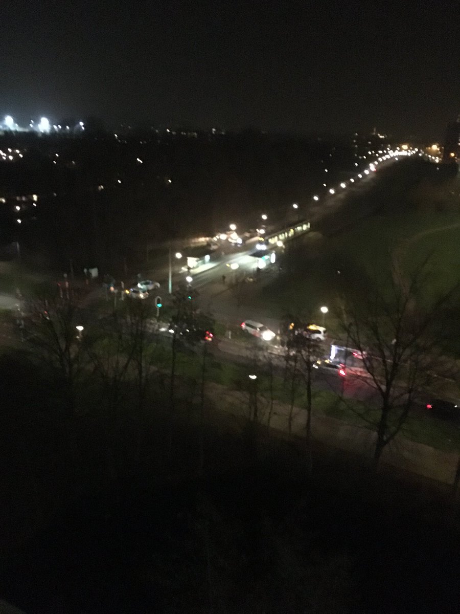RemcovanEs1's tweet photo. Waarschuwingsschoten gelost bij #aanhouding #overvallers van supermarkt in #schiedam thv parijslaan #Vlaardingen https://t.co/t5ZQohYhfm