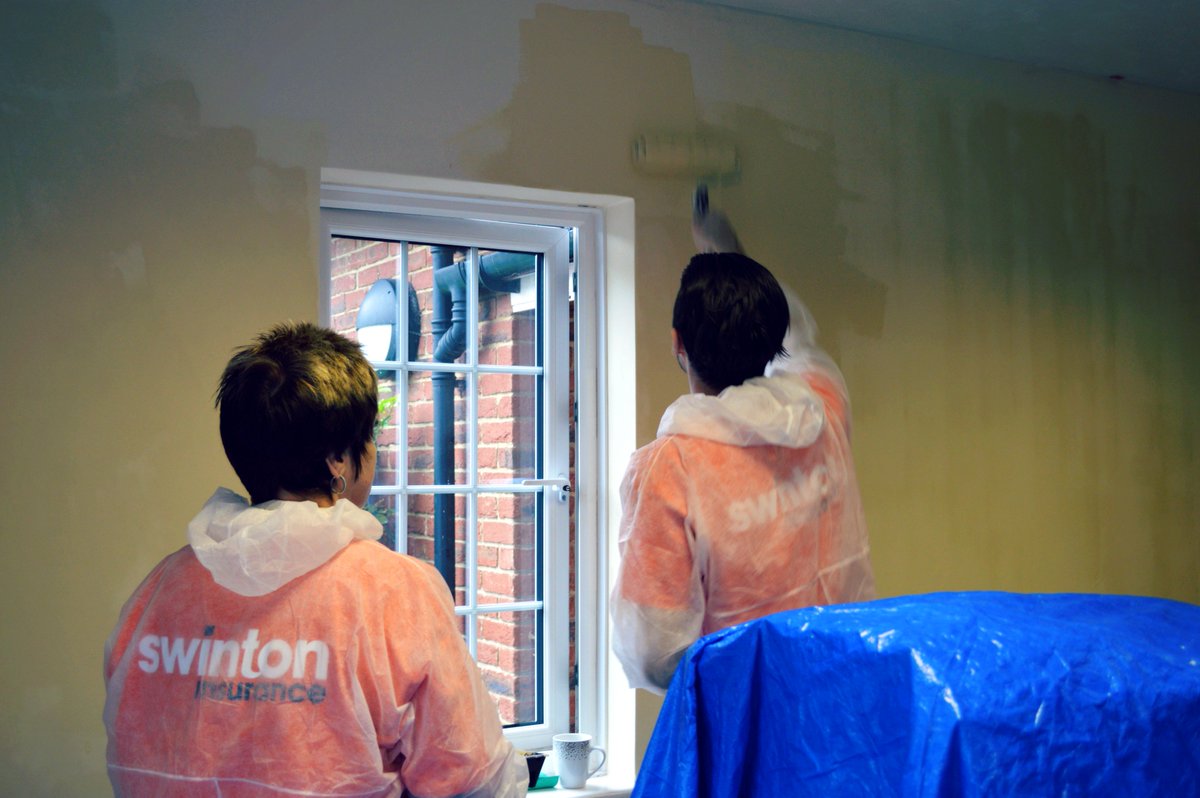 PilgrimsHospice's tweet photo. A big Pilgrims thank you to Jane and team from @SwintonGroup who spent today at our #Canterbury hospice, volunteering their time to decorate our Willow Room, which we use for counselling. 🎨 They're also doing a sponsored walk on 10 June: https://t.co/nQ8BzdFrf6 #PilgrimsLife 💙 https://t.co/mvmAORiAXE