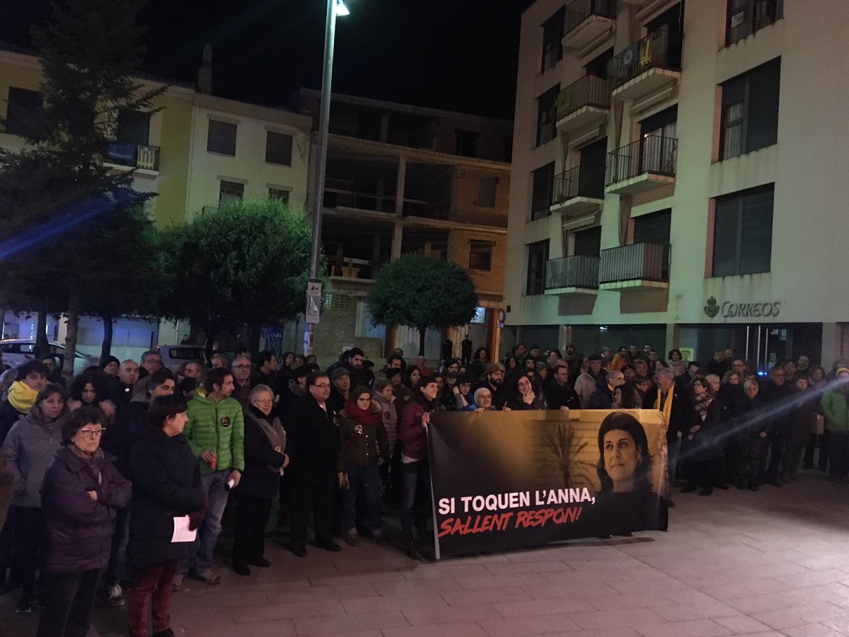 Nati Adell (@natiadell) on Twitter photo Més de 200 persones es concentren davant l'Ajuntament de #Sallent per donar suport a Anna Gabriel amb el lema "si toquen l'Anna, Sallent respon". <a href="/AnnaGaSabate/">Anna Gabriel Sabaté</a> Més de 200 persones es concentren davant l'Ajuntament de #Sallent per donar suport a Anna Gabriel amb el lema "si toquen l'Anna, Sallent respon". <a href="/AnnaGaSabate/">Anna Gabriel Sabaté</a>