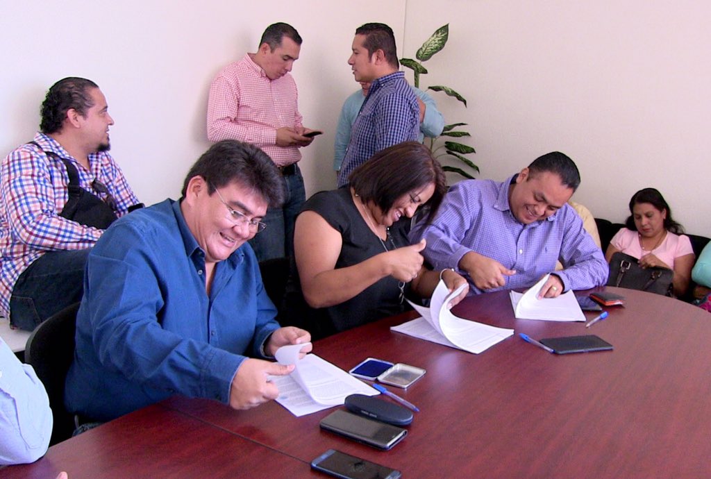 Acuerda <a href="/ManoloAguero_/">Manolo Agüero Tovar</a> y líderes de sindicatos en <a href="/Jiutepec_/">Jiutepec</a> incremento salarial del 4%, así como incremento en vales de despensa, entre otras prestaciones.