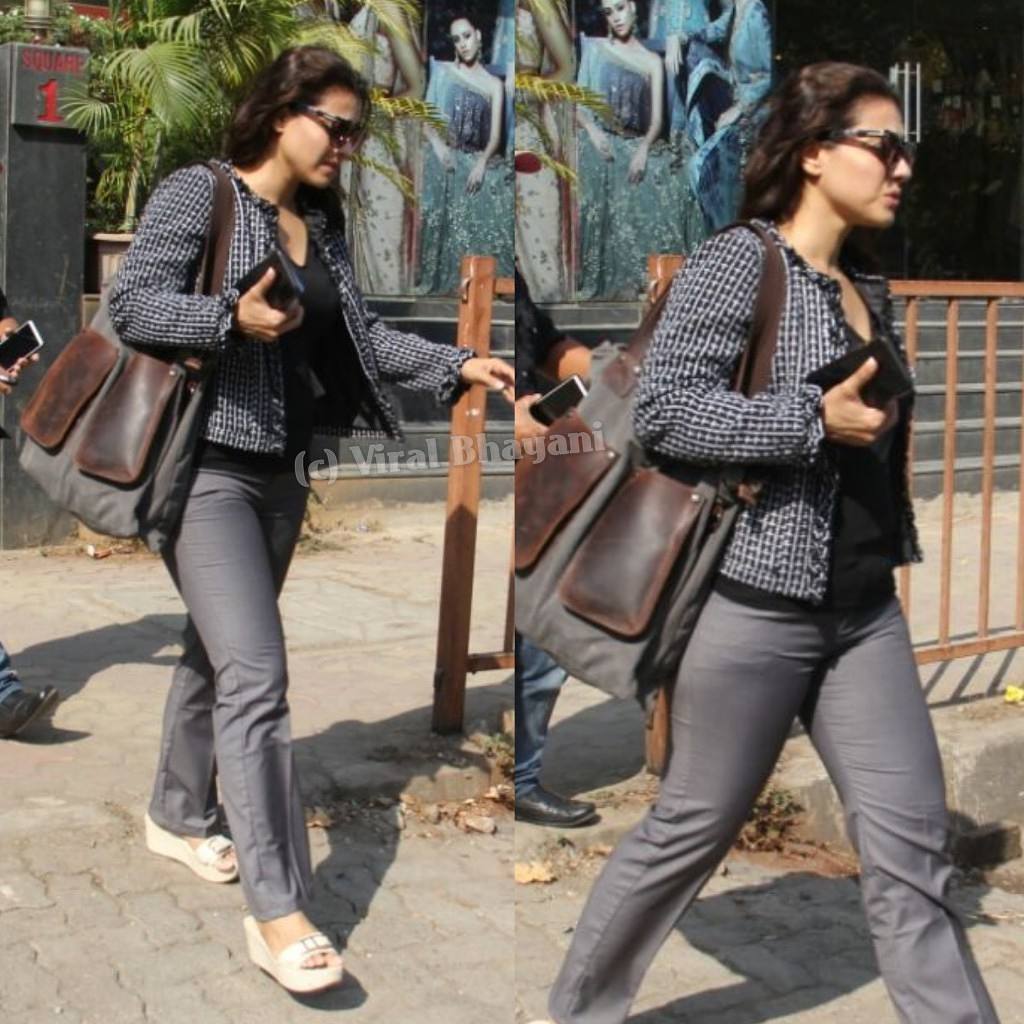 SRKandKAJOLjodi's tweet photo. Kajol's latest candids ♥ @KajolAtUN https://t.co/ENmft4nbMs