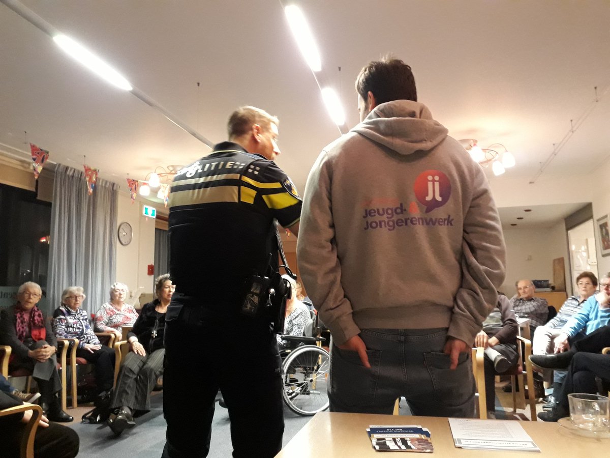 WijkmDelfgauwOL's tweet photo. Met het #driemensschap #delfgauw en collega @RobWarringa op bezoek bij de bewonersavond in Woonzorgcentrum De 7 Linden. We praten over veiligheid, jeugd en werkzaamheden in de wijk. Goede opkomst en goede sfeer! https://t.co/1yxVCfsGNf