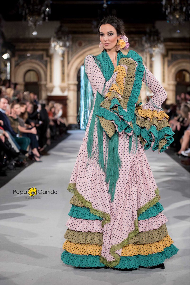 Pepa_Garrido's tweet photo. Canasteros que no pasan desapercibidos con mangas con mucho vuelo... nos encanta! Y a vosotras? 💃🏽
#pepagarrido #trajesdeflamencaspepagarrido #trajesdeflamenca #gitanas #guapas #canasteros #lunares #volantes #colores #feria #feria2018 #feriadeabril #sevilla #ole #losremedios https://t.co/tMMF9CVbD0