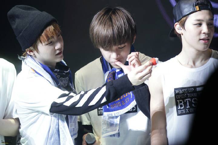 Бтс юнги и чимин. Юнги ревнует. Мин юнги и чимин. Юнмины. Bts шуга и чимин.