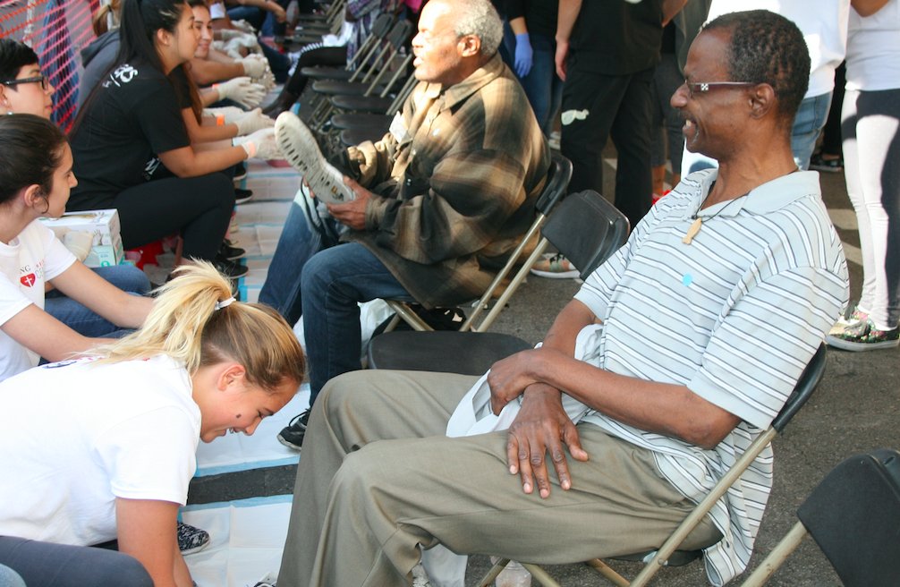 LA_CHC's tweet photo. Our events allow our community to come together with a servant’s heart and offer hope to people who need care.
Check out our website for upcoming events and volunteer opportunities: https://t.co/IwbXiSWWw6
#HomelessHealthcare #TransformSkidRow #LACHC https://t.co/BRRgOajEpS