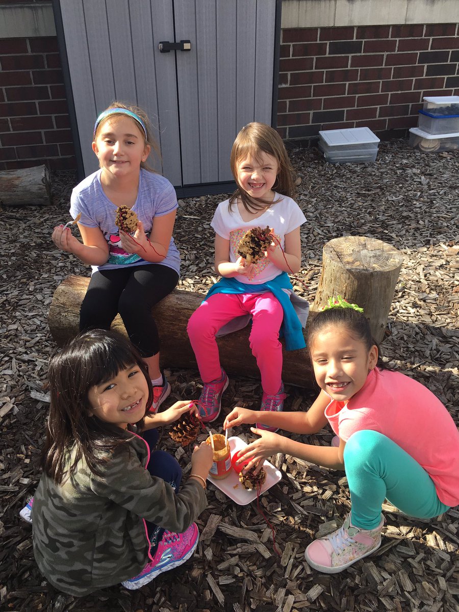 HickeyKdg's tweet photo. Making bird feeders on this warm February day!  #wyandotecs #outdoorsciencelab https://t.co/BpWku3YrKe