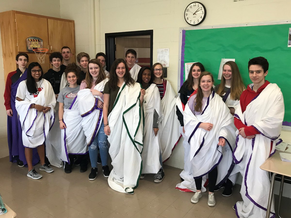 MagisterBurns's tweet photo. Ecce! Discipuli togas suas gerunt!
#WEarelakota #togatuesday #lakotalatin https://t.co/U2dhM9TbeA