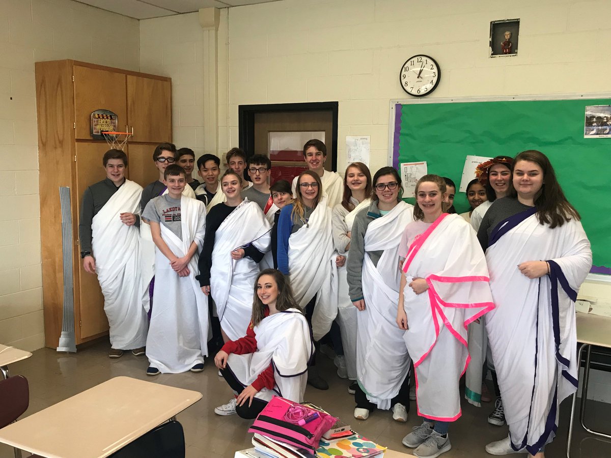 MagisterBurns's tweet photo. Ecce! Discipuli togas suas gerunt!
#WEarelakota #togatuesday #lakotalatin https://t.co/U2dhM9TbeA