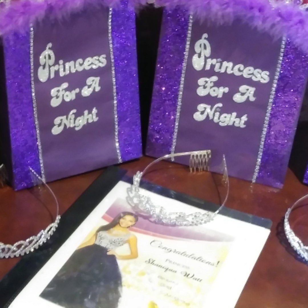 CumiHaven's tweet image. We were so excited to meet our 2018 prom Princessess and present each one with a gift bag of toiletries, handbook of suggested do's and dont's for prom. Crowned each  beautiful young lady with tiaras. God I thank you for trusting us.
#nonprofitorganization 
#Princessforanight