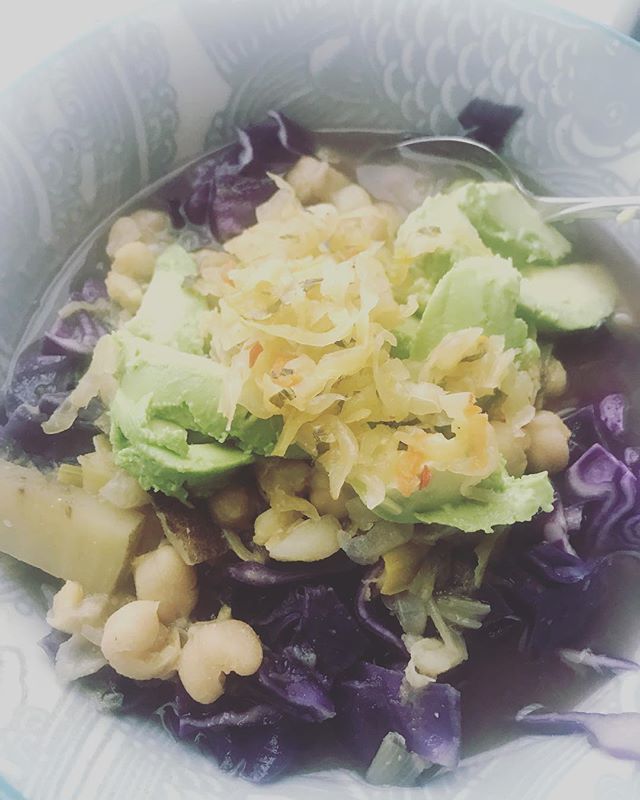 Trying to warm up from the inside out with this big ol’ bowl of cabbage, potato, golden beet and chickpea soup with @olykraut and avo before we head out to @wildhareorganicfarm for a wintery walk and to pick up this week’s #csa share.
.
.
.
.
#vegan #plantbased #glutenfreeve…