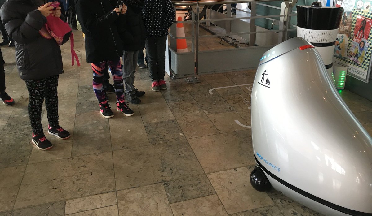 reCreationLab's tweet image. Première inspiration pour les élèves de @CM1_GdeGennes ce lundi : rencontre avec les robots du projet #AIXploration de la gare du futur AIX TGV ! @reCreationLab @thecampProvence