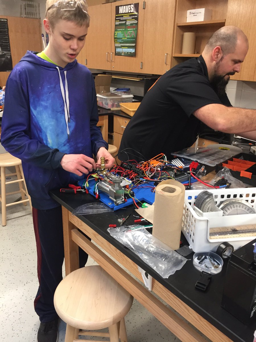 frc6591's tweet photo. OMG IT'S BAG DAY!!!

The team is working really hard to have a good working robot!🤖

#Robots #BagDay #STRESS #FIRSTRobotics #Fun #LongBuild https://t.co/oc5wkTyxy1