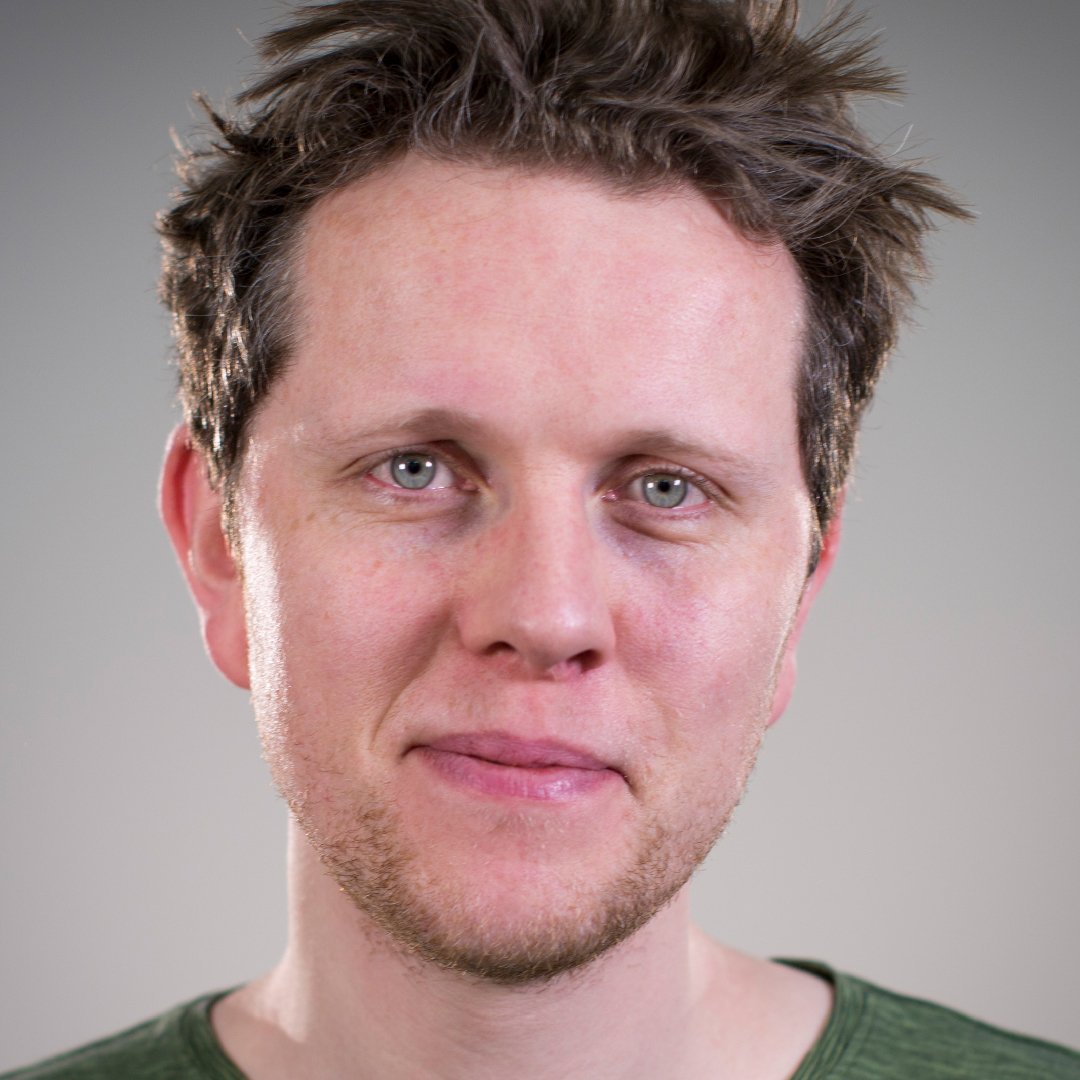 Dāmas un kungi, sagaidiet #Dattack ar aplausiem multitalantīgo dizaineri un komponistu Martinu Kīriju (@Tantacrool)! 
Neatstājiet reģistrāciju darbnīcai (bit.ly/Dattack!) uz pēdējo brīdi! Vietu mums ir daudz, bet to skaits ir ierobežots. ;)