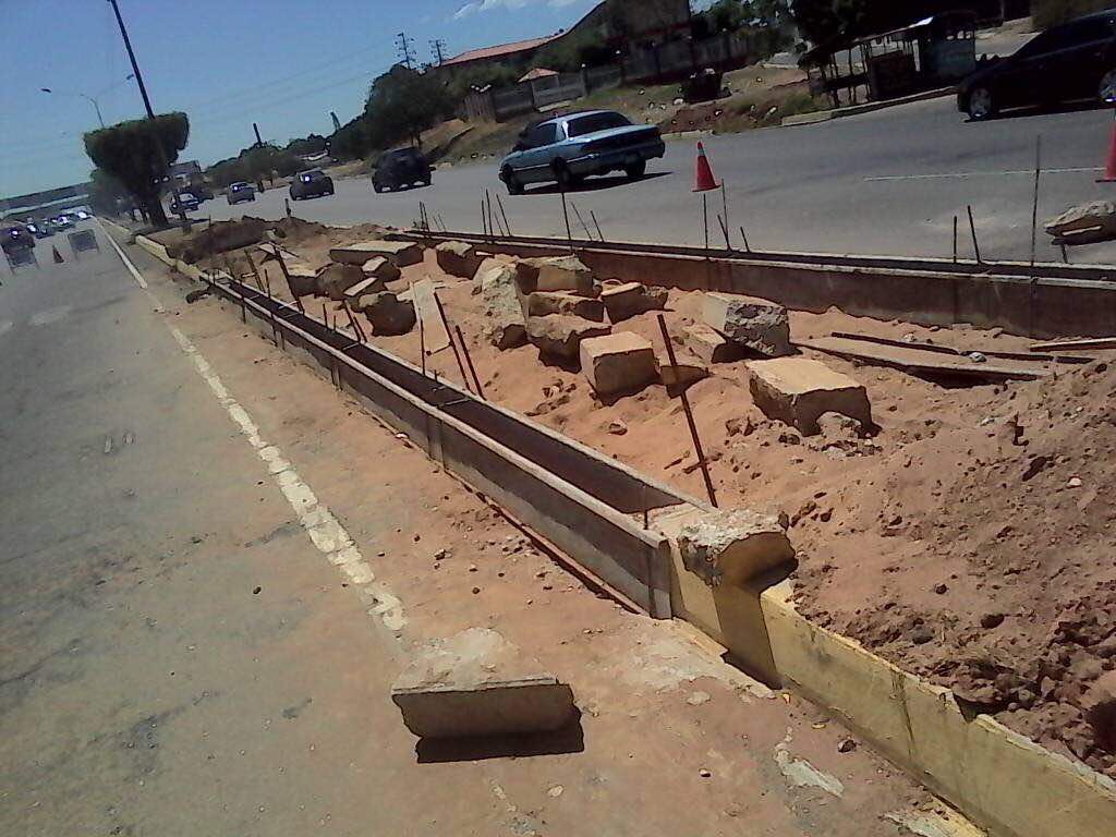 Omar_PrietoPSUV's tweet photo. A través del INVEZ, Iniciamos un intenso plan de reparación de brocales en Maracaibo comenzando en la Circunvalación Uno.
Esta obra se hará extensiva por toda la ciudad y San Francisco para posteriormente ir a otros municipios. Haremos del Zulia, el estado con las mejores vías. https://t.co/QbC9NXOuFn