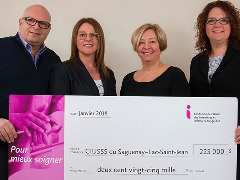 santequebecslsj's tweet photo. La direction des soins inf. du CIUSSS a reçu 225 000$ de la part de la Fondation de l'@OIIQ dans le cadre de #Pourmieuxsoigner. Le projet permettra un accompagnement précoce par des infirmières en GMF dès qu’une personne reçoit un diagnostic de cancer. https://t.co/89Fa6sqvrj https://t.co/ErOpZF0moz