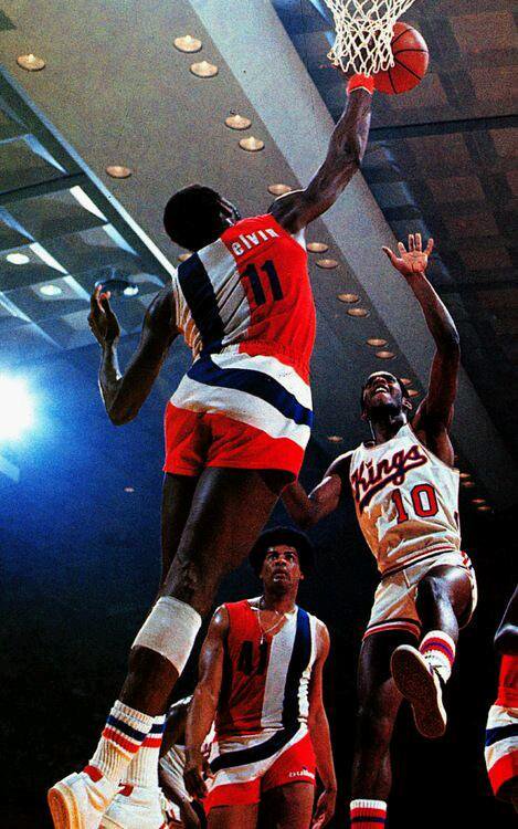 Super70sSports's tweet image. Elvin Hayes reminds Tiny Archibald not to bring Kool-Aid to a grown man's party. This rated as his second most badass moment of the night after earlier telling the Bullets' equipment manager "Just put 'Elvin' on my jersey." bit.ly/2y2oml1
