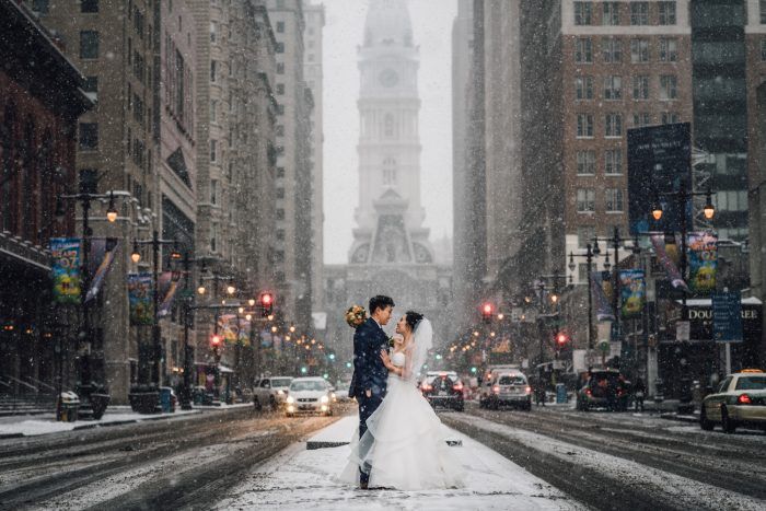Not sure an #urban #wedding is for you? These big city portraits might just change your tune → buff.ly/2HdehUI Image by Two15 Photography