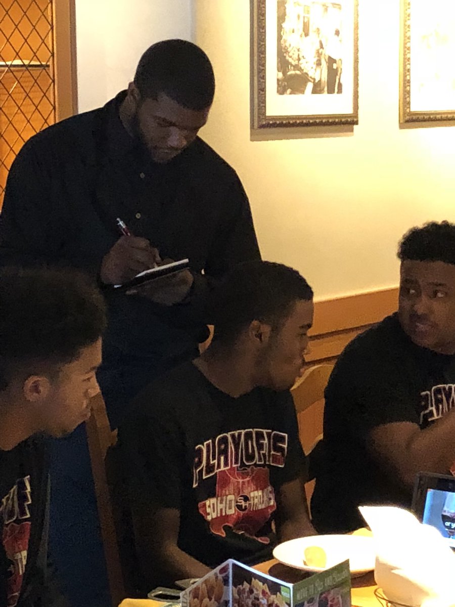SoHoBasketball's tweet photo. We even had some @SoHo_Football and @SoHoBasketball greats waiting on us. Thanks for the hospitality Olive Garden https://t.co/HpkrtcFarh