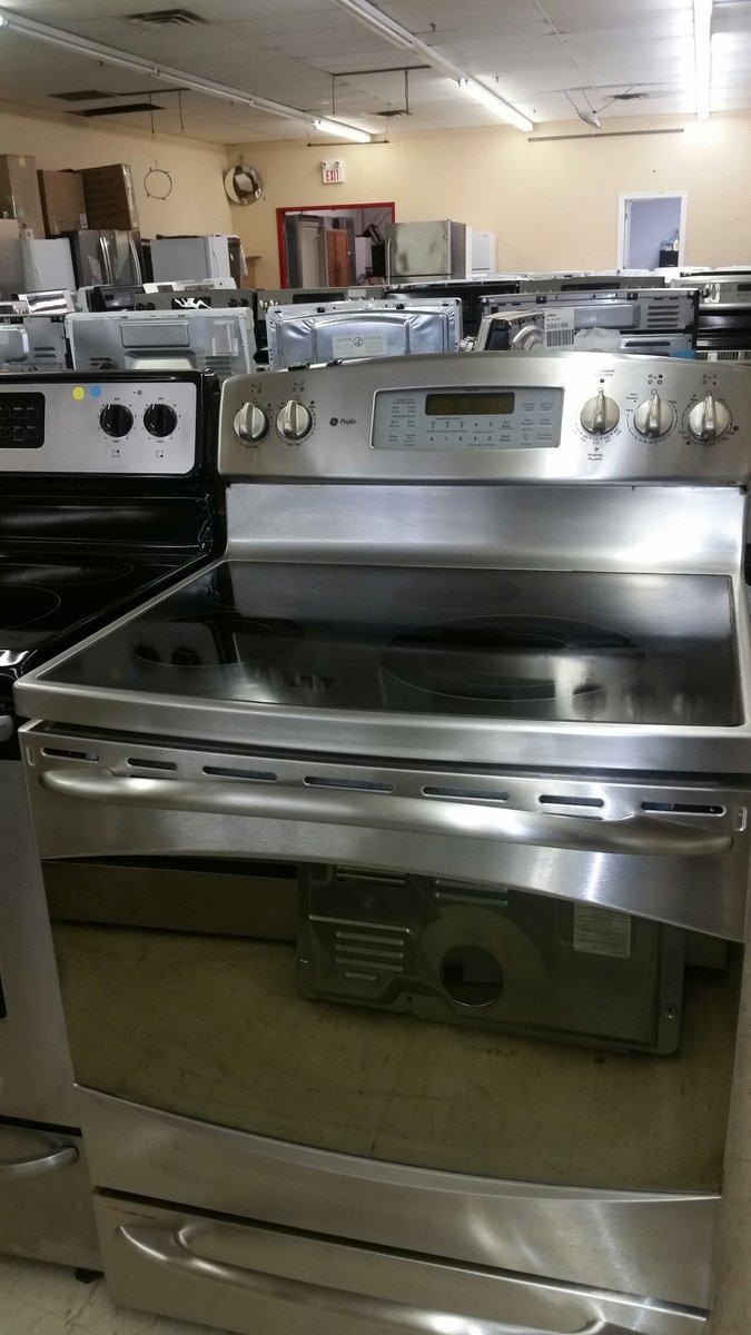 StrongManLiquid's tweet image. 30" GE Stainless Steel Electric Smooth Top Stove $800 Contact Moreen 416 747 8410