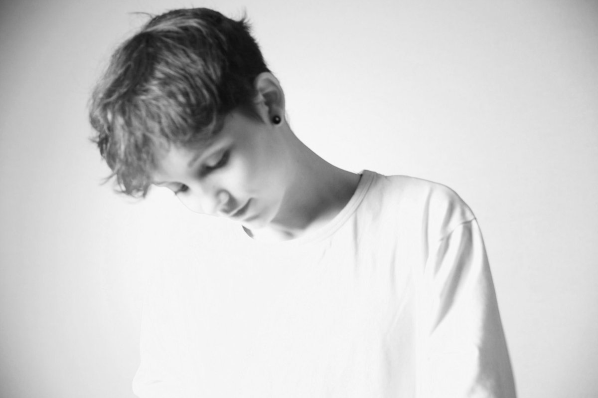 naelution_'s tweet image. boh j&apos;ai pas trop de photos récentes.. 
tant pis ihihi #nonbinarybabes