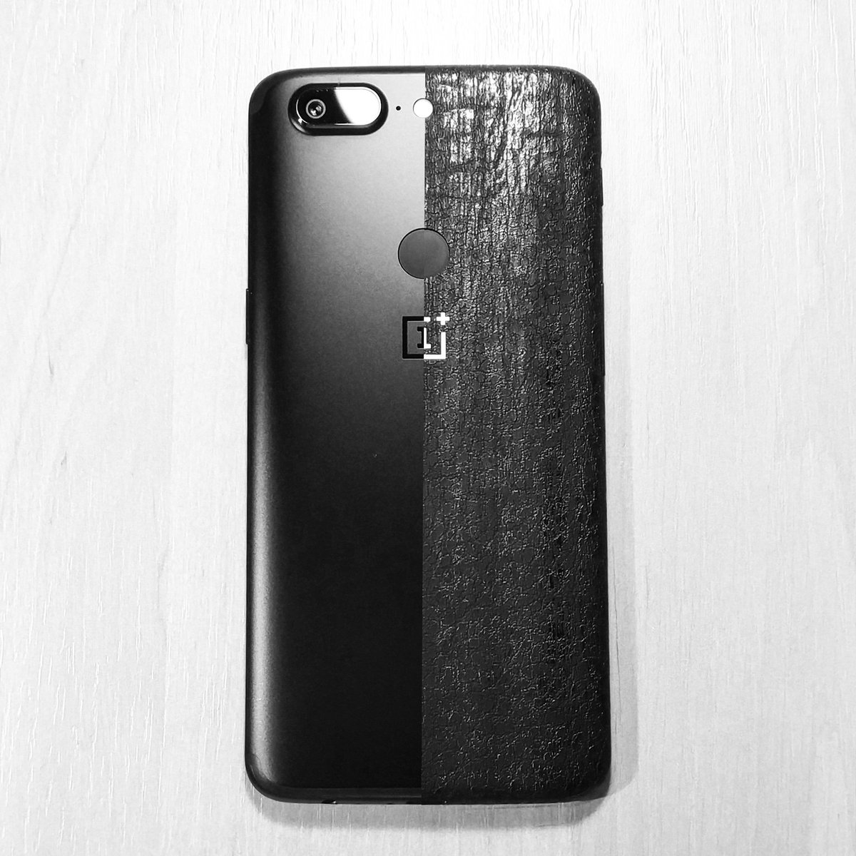 yoogson's tweet photo. Go @dbrand or go home! #OnePlus5T https://t.co/LEkRtMiYKh