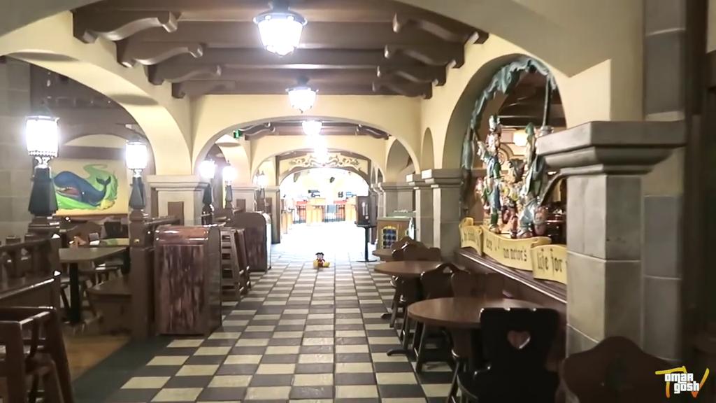 trisrenblogs's tweet photo. @OmarGoshTV and this one is the picture when you guys are at the Pinocchio restaurants and the second one it's gone completely
#OhHellNo #CreepypastaMousePlush https://t.co/GUQJ3uW7D1