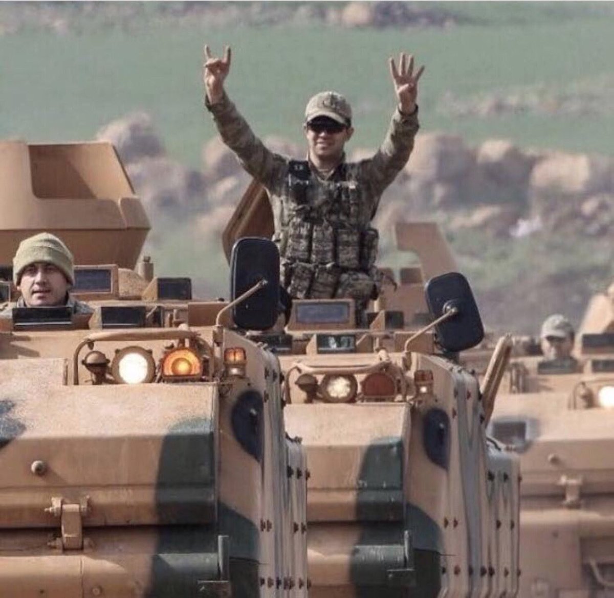 Kışlaya,camiye,mahkemeye,okula siyaset sokulmamalıydı.
Soktunuz!
Kışlaya soktuğunuz siyasetin fotoğrafıdır bu...
Onaylayanlar için söyleyelim; hiç doğru ve övünülecek bir fotoğraf değil bu.
Milletin ordusu değil de  partinin ordusu  derseniz, dedirtirseniz,sonu kötüdür.
YAZIK!