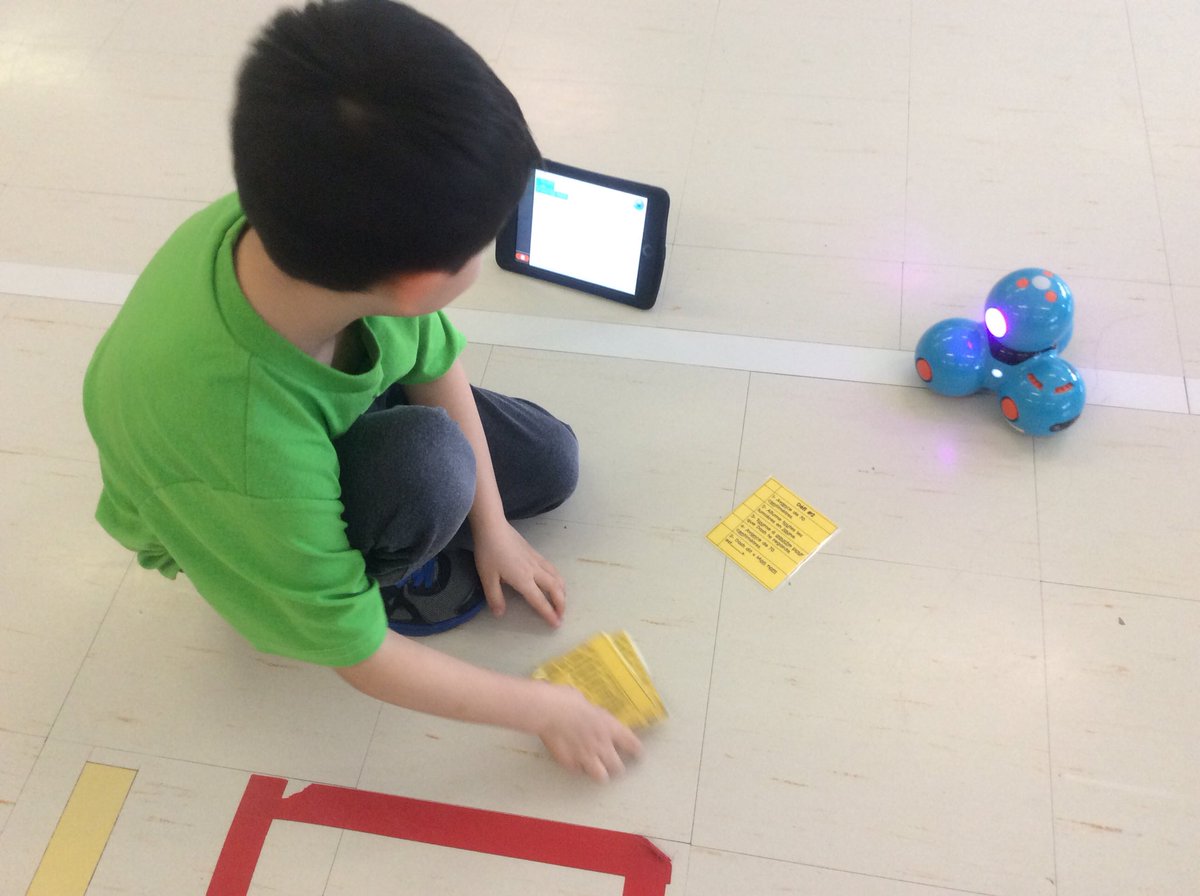 MariepDelisle's tweet photo. Déjà en 1ère année, les élèves programment avec Dash! Ils ont 6 cartons de courts défis à réaliser. Ça commence bien! #coding @ecole_pauljarry @TicCsmb https://t.co/1rJirMDjzk